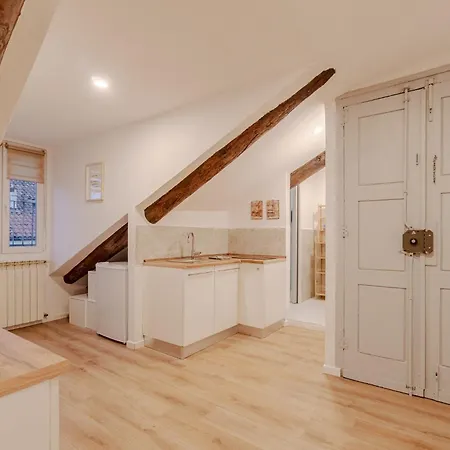 Guesthost - Quadrilatero Cozy Wooden Flat * Turín