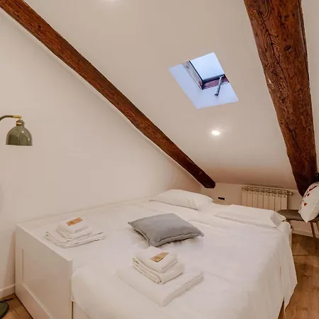 Guesthost - Quadrilatero Cozy Wooden Flat * تورينو