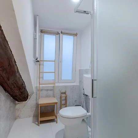 Guesthost - Quadrilatero Cozy Wooden Flat *