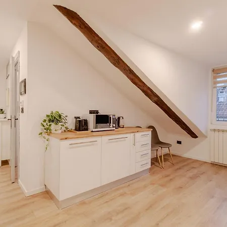 Guesthost - Quadrilatero Cozy Wooden Flat شقة *