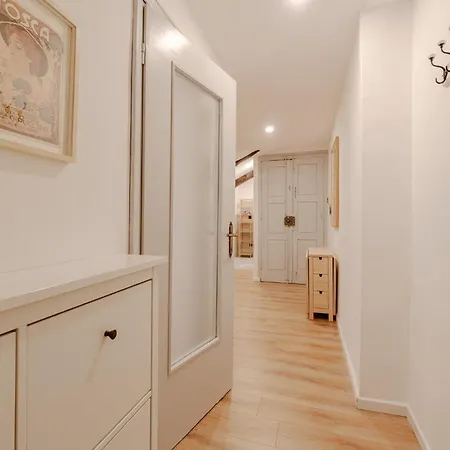 Guesthost - Quadrilatero Cozy Wooden Flat Turín