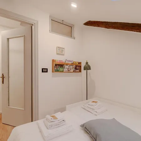 Guesthost - Quadrilatero Cozy Wooden Flat شقة
